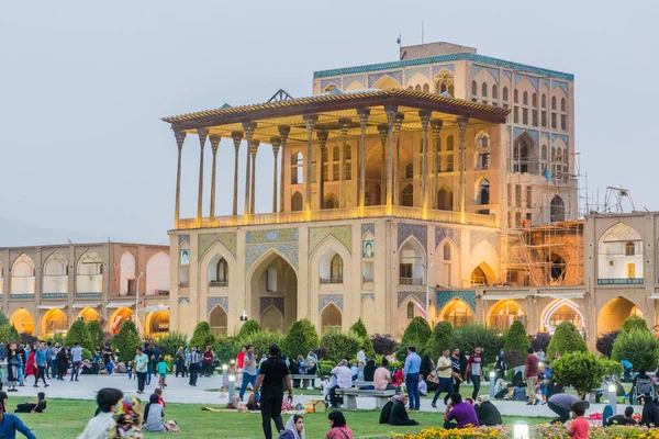 Isfahan Irán Julio 2019 Gente Disfrutando Noche Frente Palacio Ali —  Fotos de Stock