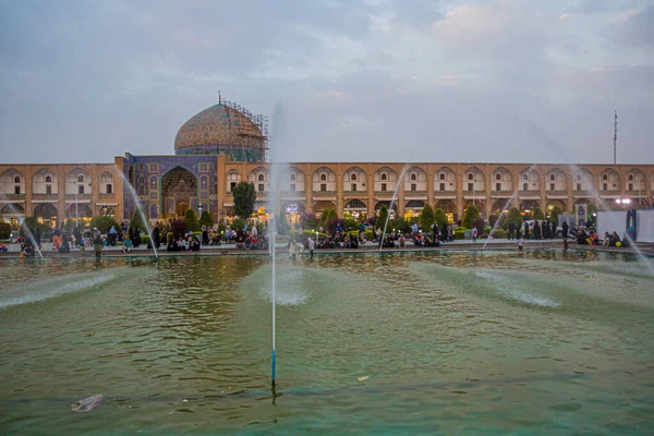 Isfahan Irán Julio 2019 Mezquita Sheikh Lotfollah Detrás Fuentes Plaza —  Fotos de Stock