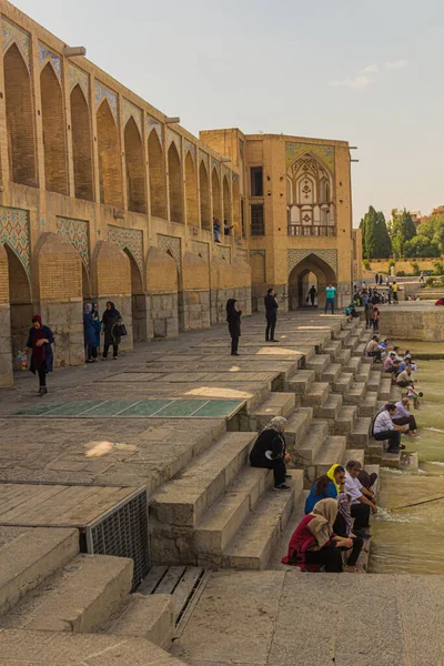 Isfahan Írán Června 2019 Lidé Mostě Khaju Isfahánu Írán — Stock fotografie