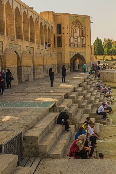Isfahan Iran Липня 2019 Люди Мосту Хаджу Ісфахані Іран — стокове фото
