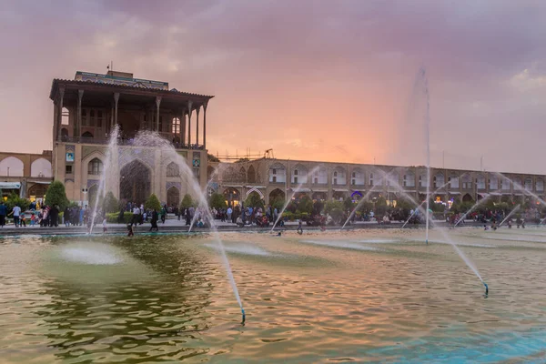Isfahan Irán Julio 2019 Palacio Ali Qapu Detrás Fuentes Plaza —  Fotos de Stock