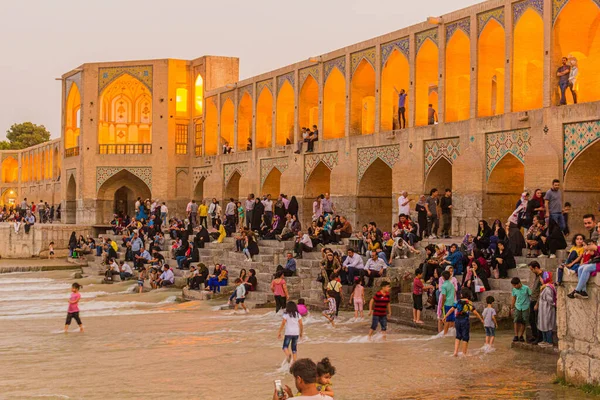 Isfahan Iran July 2019 Люди Насолоджуються Вечором Мосту Хаджу Ісфахані — стокове фото