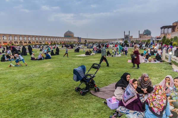 Isfahan Iran July 2019 People Enjoying Evening Naqsh Jahan Square — Stock Photo, Image