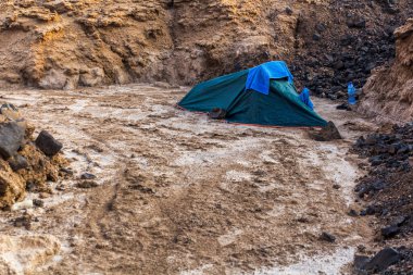 Cibuti 'deki Assal Saline Gölü kıyısında kamp.
