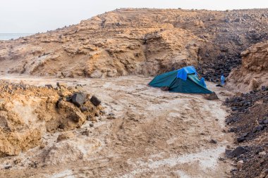 Cibuti 'deki Assal Saline Gölü kıyısında kamp.