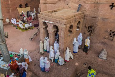 LALIBELA, ETHIOPIA - 31 Mart 2019: Bet Maryam, Etiyopya 'nın Lalibela kentindeki kaya yontulmuş kilisede Pazar ayini sırasında ibadet edenler grubu