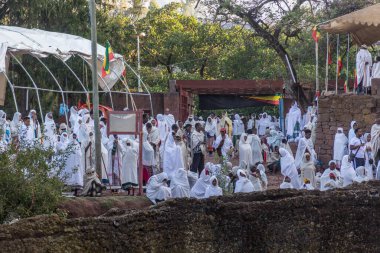LALIBELA, ETHIOPIA - 31 Mart 2019: Bet Medhane Alem 'deki Pazar ayini sırasında ibadet grubu, Etiyopya, Lalibela' daki kaya yontulmuş kilise