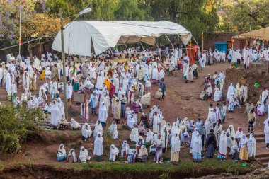 LALIBELA, ETHIOPIA - 31 Mart 2019: Bet Medhane Alem 'deki Pazar ayini sırasında ibadet grubu, Etiyopya, Lalibela' daki kaya yontulmuş kilise
