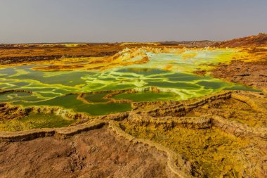 Dallol volkanik alanının renkli sülfürik gölleri, Danakil depresyonu, Etiyopya