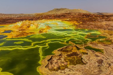 Dallol, Danakil depresyonu, Etiyopya 'nın volkanik manzarasında renkli göletler