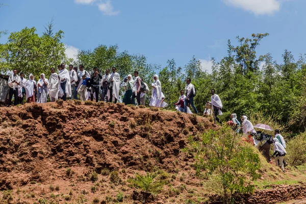 Lalibela Etiopie Března 2019 Místní Oddaní Pozorují Kostel Jiří Bet — Stock fotografie