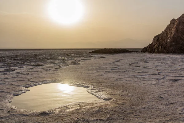 埃塞俄比亚达纳基勒凹陷盐滩的小咸湖 — 图库照片