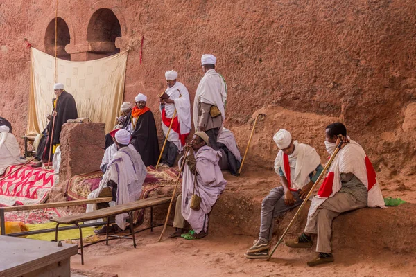 Lalibela Etiopia Marca 2019 Kapłani Chrześcijańscy Przed Bet Maryam Kościół — Zdjęcie stockowe