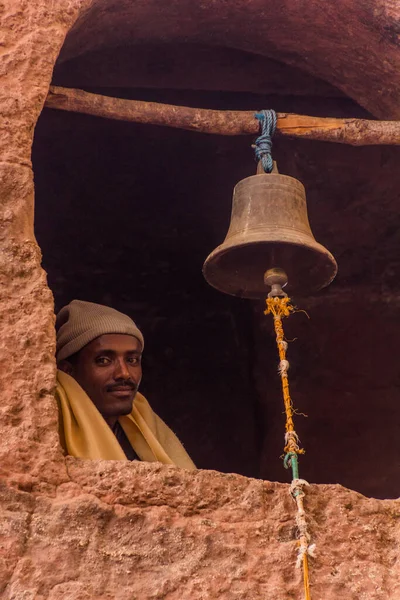 Lalibela Ethiopia March 2019 Local Man Bell Rock Cut Church — Zdjęcie stockowe