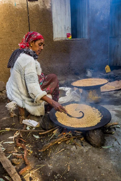 Lalibela Ethiopia March 2019 Local Woman Roasting Teff Grains Injera — 스톡 사진