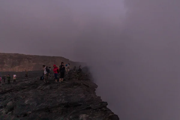 Afar Ethiopia March 2019 Tourists Edge Erta Ale Volcano Crater — Stock Photo, Image