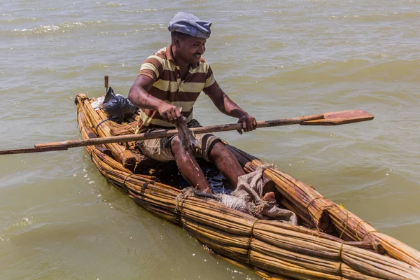 Tana Ethiopia April 2019 Local Fisherman Small Boat Tana Lake — Stock Photo, Image