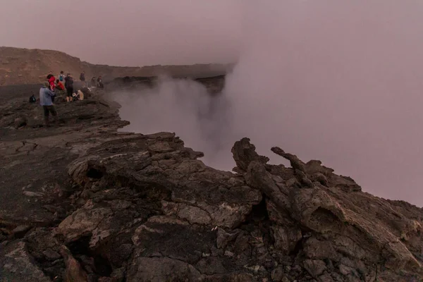 Afar Ethiopia March 2019 Tourists Edge Erta Ale Volcano Crater — Stock Photo, Image