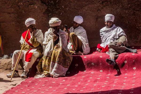 Lalibela Etiopia Marca 2019 Kapłani Chrześcijańscy Przed Bet Maryam Kościół — Zdjęcie stockowe