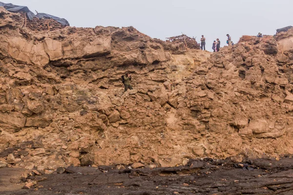 Afar Ethiopia March 2019 Tourists Climbing Out Erta Ale Volcano — Stock Fotó