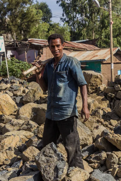 Lalibela Ethiopia March 2019 Local Worker Breaking Rocks Road Construction — Foto de Stock