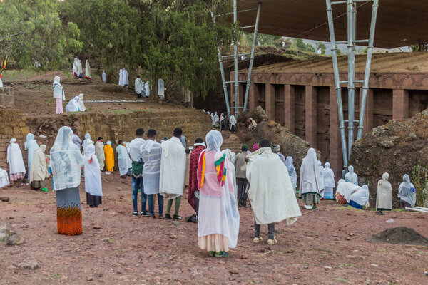 ЛАЛИБЕЛА, ЭТИОПИЯ - 31 марта 2019 года: группа преданных во время воскресной службы в церкви Bet Medhane Alem, высеченной в скале в Лалибэле, Эфиопия