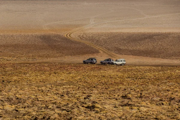 Tourist Vehicles Desolate Volcanic Landscape Dallol Danakil Depression Ethiopia — Foto Stock