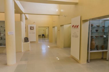 KERMA, Sudan - 28 Şubat 2019: Kerma, Sudan 'daki arkeoloji müzesinin içi