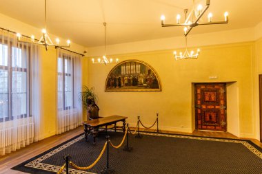 PRAG, CZECH REPUBLIC - 17 ARALIK 2020: Çek Cumhuriyeti 'nin Prag kentindeki Old Town Hall' da toplantı salonu