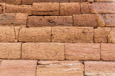 Sudan 'daki Meroe piramitlerinin yıpranmış yüzeyi