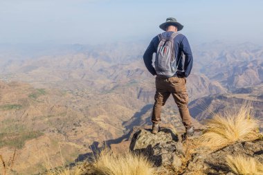 SIMIEN MOUNTAINS, ETHIOPIA - 16 Mart 2019: Simien dağlarındaki kuzey yamaçlarına bakan yerel rehber, Etiyopya