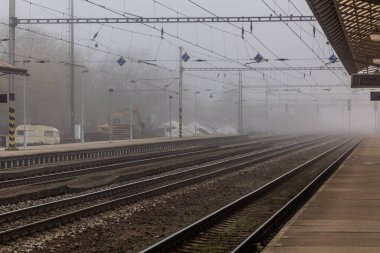 Çek Cumhuriyeti Lysa nad Labem 'deki bir tren istasyonunun sonbahar sisli manzarası