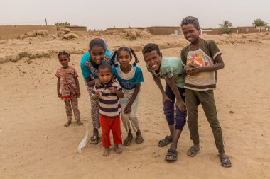 ABRI, SUDAN - 26 Şubat 2019: Sudan 'ın Abri kenti yakınlarındaki Nil nehrinin kumlu bir adasındaki Nubian köyünde yerel çocuklar