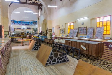 ATBARA, SUDAN - 4 Mart 2019: Atbara, Sudan 'daki eski bir kilisede demiryolu müzesinin sergisi