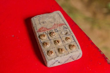 DEGUM, ETHIOPIA - 22 Mart 2019: Nokia Etiyopya 'da çamurdan yapılmış oyuncak cep telefonu