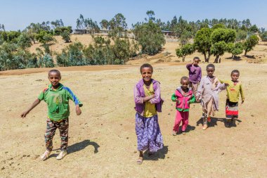 KOSOYE, ETHIOPIA - 14 Mart 2019: Kosova 'nın Etiyopya köyündeki yerel çocuklar