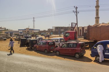 Sudan 'daki yakıt krizi sırasında bir benzin istasyonunda uzun bir sıra araç bulundu..
