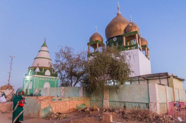 OMDURMAN, Sudan - 8 Mart 2019: Omdurman, Sudan 'daki bir mezarlıkta Hamed al Nil mozolesi