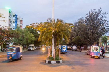 AXUM, ETHIOPIA - 18 Mart 2019: Axum, Etiyopya 'daki bir yolun akşam manzarası