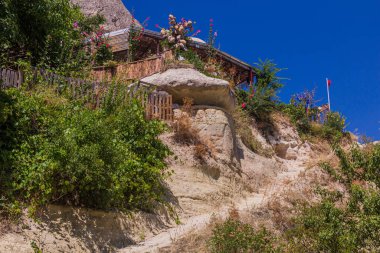 Kapadokya 'nın Güvercin Vadisi' ndeki küçük kafe