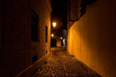 Çek Cumhuriyeti Prag 'ın merkezindeki bir ara sokağa gece görüşü