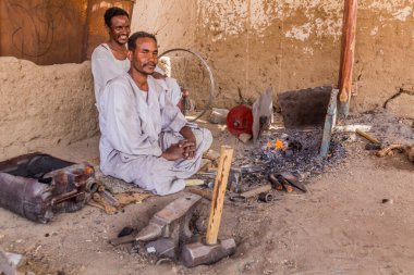 ABRI, Sudan - 25 Şubat 2019: Abri, Sudan 'da demirci atölyesi