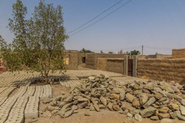 Taşlar ve güneş Abri, Sudan 'da kurumuş tuğlalar