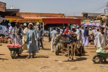 SHENDI, Sudan - 6 Mart 2019 Şendi, Sudan 'da bir sokakta insanlar
