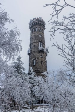 Çek Cumhuriyeti 'nin Decinsky Sneznik Dağı' ndaki gözcü kulesinin kış manzarası