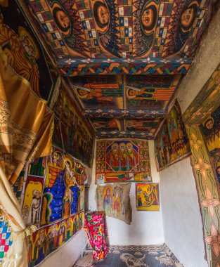 AXUM, ETHIOPIA - 19 Mart 2019: Etiyopya yakınlarındaki Abba Pantelewon Manastırı 'nda renkli tablolar