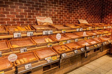 BENATKY NAD JIZEROU, CZECH REPUBLIC - 16 Kasım 2020: Benatky nad Jizerou, Çek Cumhuriyeti 'ndeki Lidl süpermarketinde boş ekmek rafları