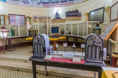 ATBARA, SUDAN - 4 Mart 2019: Atbara, Sudan 'daki eski bir kilisede demiryolu müzesinin sergisi