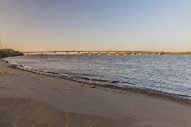 Dongola, Sudan 'daki Nil Nehri üzerindeki Köprü