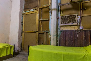 Dongola, Sudan 'da ucuz bir otel odası.